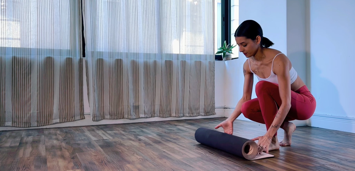 Careliz preparando una clase de Pilates presencial